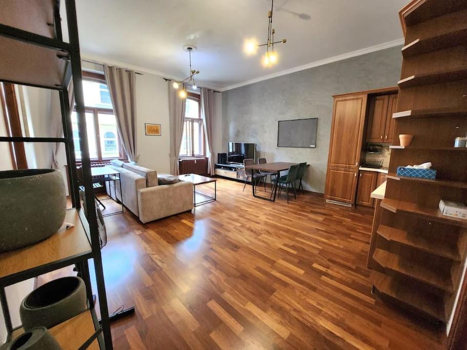 Spacious Apartment 6Min From The Dancing House Prága Kültér fotó